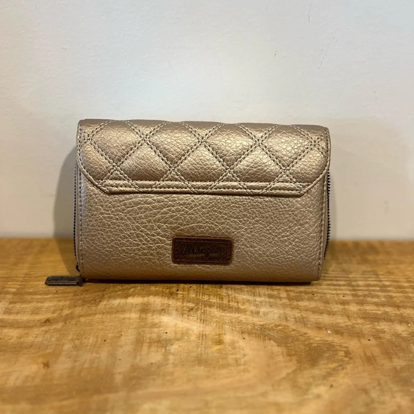 Wrangler‎ metallic quilted crossbody bag with guitar type strap NWOT - Picture 5 of 10